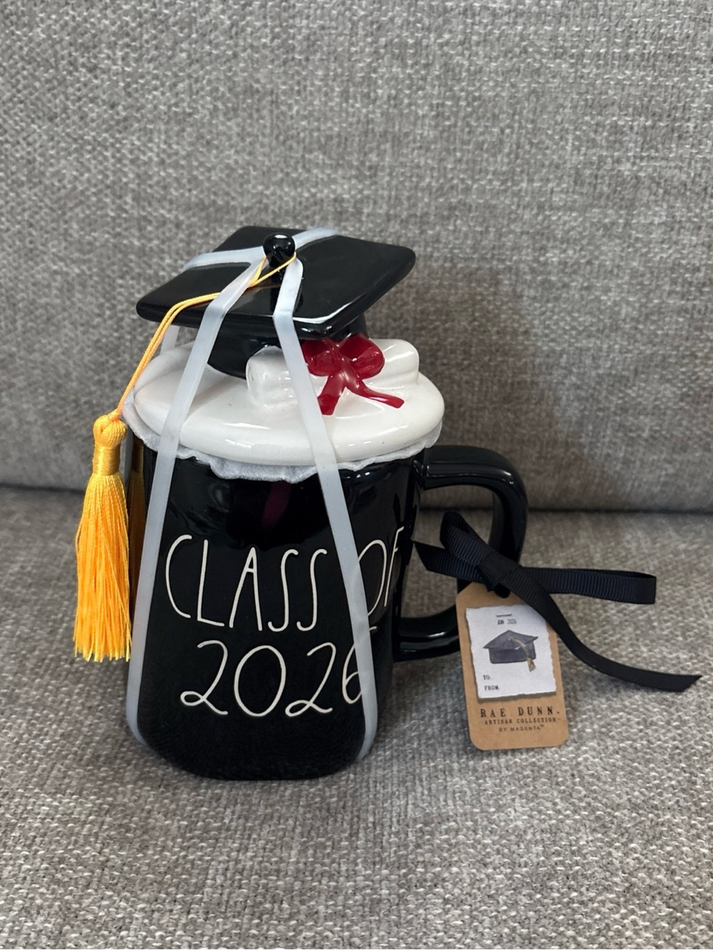 NWT RAE DUNN “CLASS OF 2026” Ceramic Graduation Mug w/Lid & Tassel